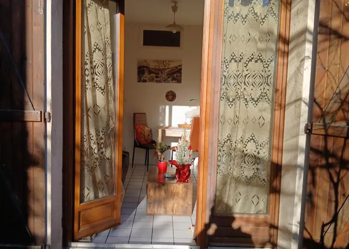 Comme A La Maison Logez Chez Dominique Dans Coquet T2 Avec Jardin